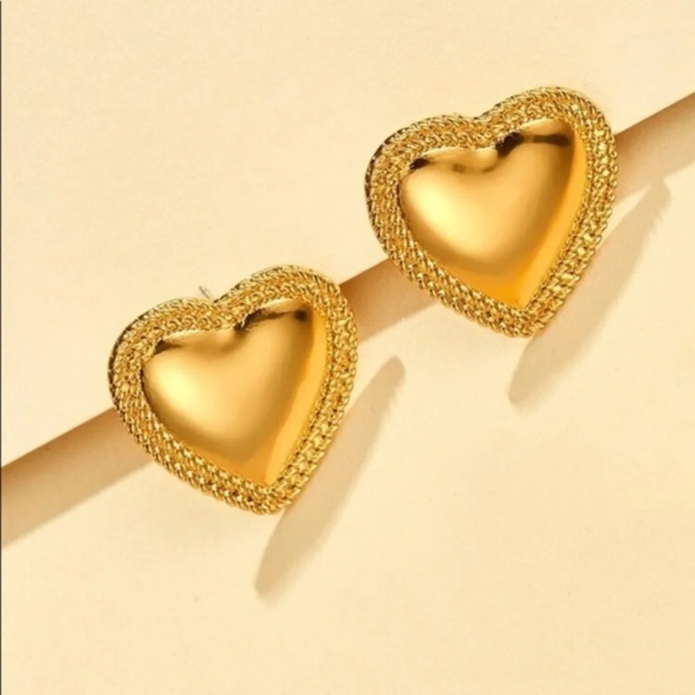 3/$30 💛 Heart Stud Earrings